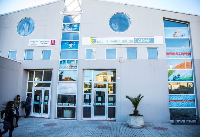 Entrada a las instalaciones de la piscina municipal del Carmen en Vigo