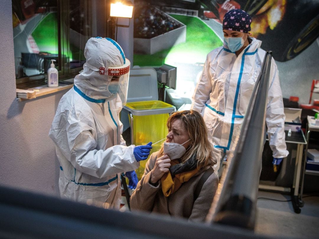  Profesionales sanitarios atienden a pacientes que acuden al Centro especializado en clara sintomatología Covid 