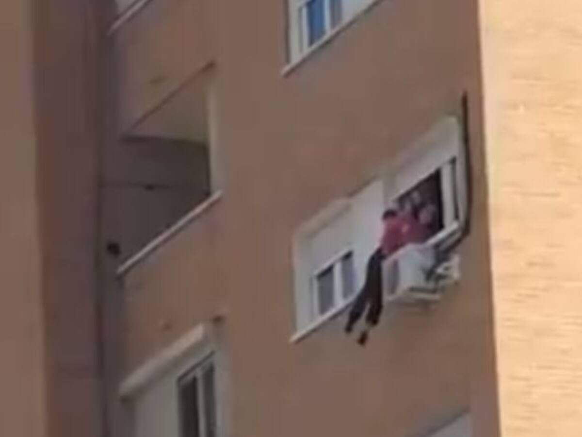 Rescatan a una mujer colgada de un sexto piso