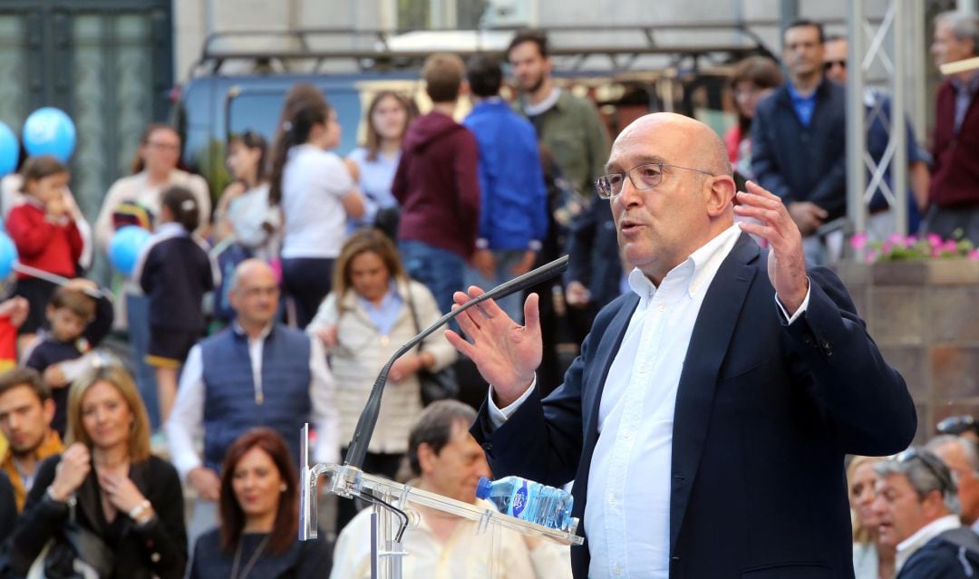 Jesús Julio Carnero durante un mitín electoral