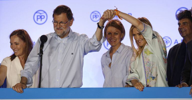 El presidente del Gobierno en funciones y líder del PP, Mariano Rajoy junto a la presidenta de la Comunidad de Madrid, Cristina Cifuentes