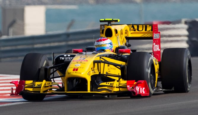 El ruso de Renault impidió la remontada de Fernando Alonso en Abu Dabi tras su salida del <i>pit lane</i>