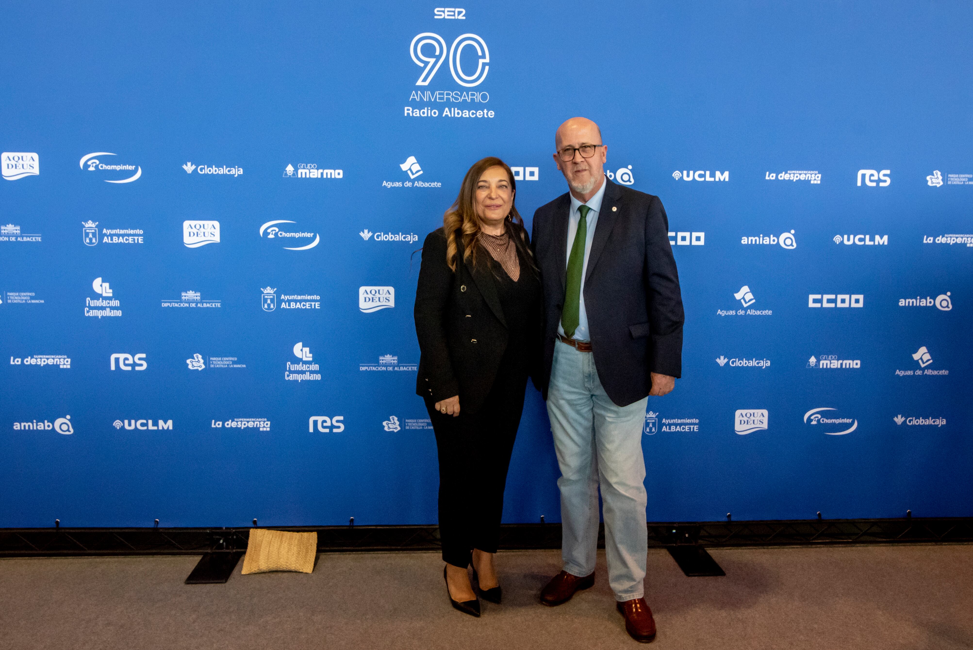 La directora de Radio Albacete, Justina Gómez, y el presidente local de Cruz Roja Albacete y presidente del Consejo Social, Francisco Pérez.