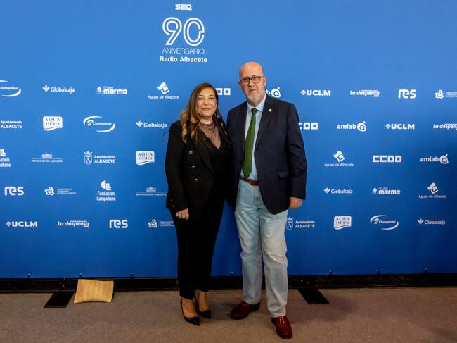 La directora de Radio Albacete, Justina Gómez, y el presidente local de Cruz Roja Albacete y presidente del Consejo Social, Francisco Pérez.
