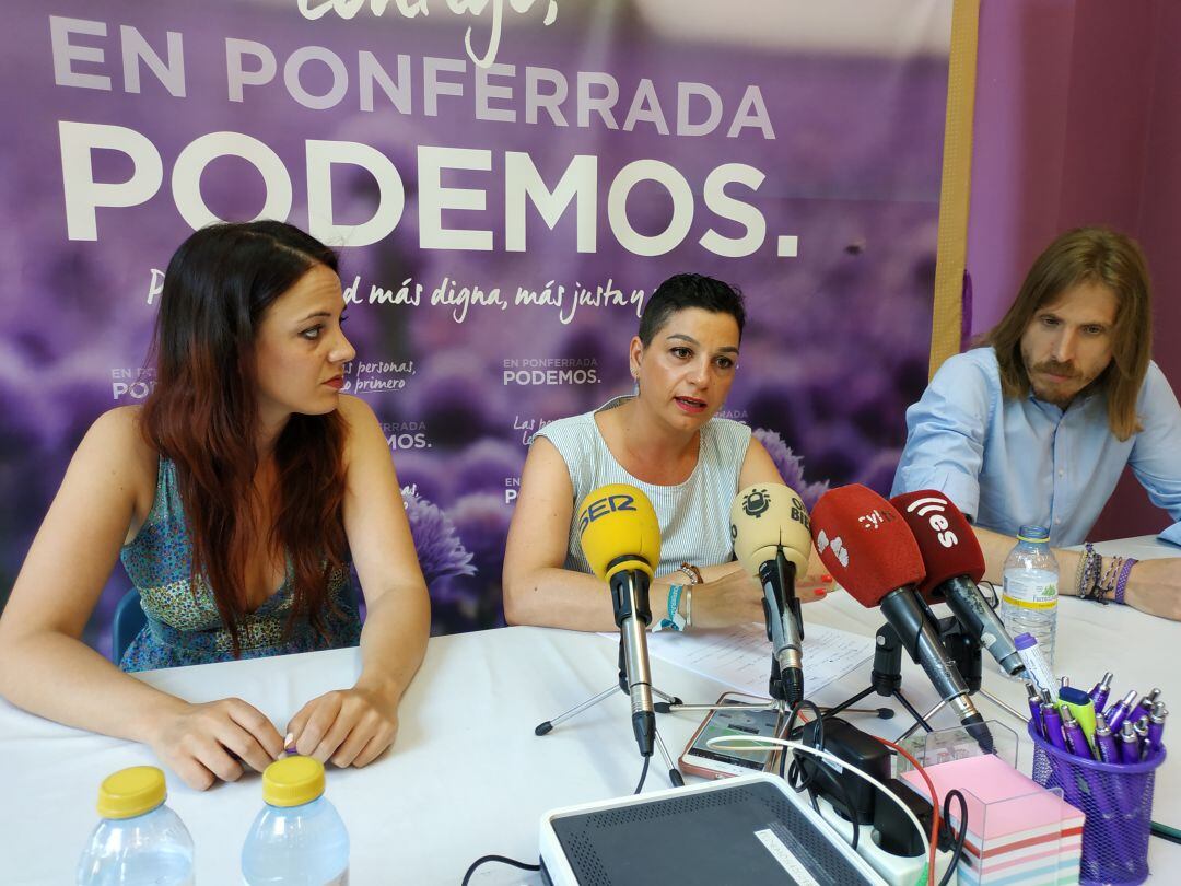 Eva María, flanqueada por Lorena González y Pablo Fernández