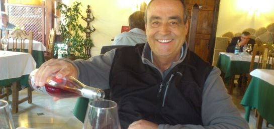 Jesús bromea con una botella de vino