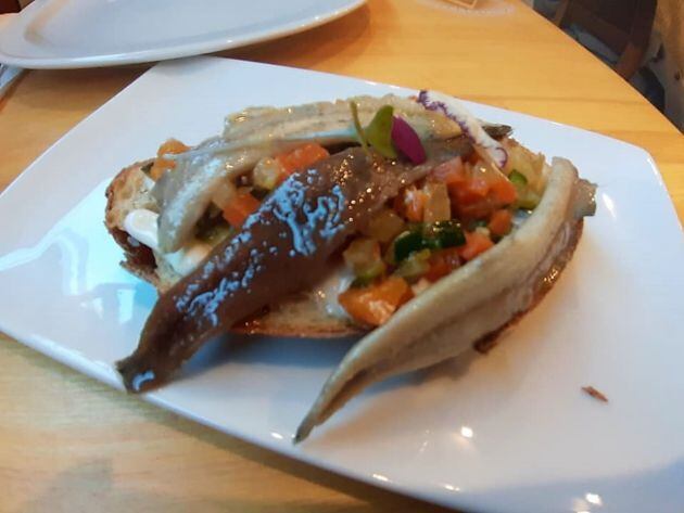 Tosta de anchoa y boquerón con alboronía y alioli