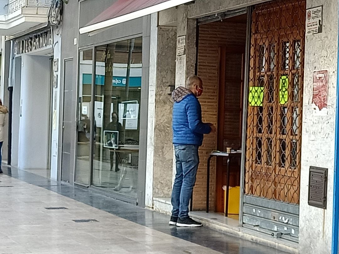 Café para llevar en un bar de Gandia tras el cierre de la hostelería 