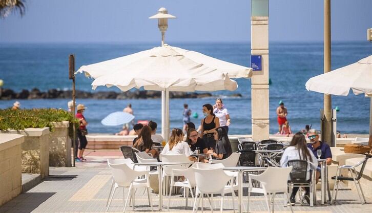 Hosteleros de Almería ven un “lastre” las comunicaciones ante el 1 de mayo, con ocupaciones medias del 55%.