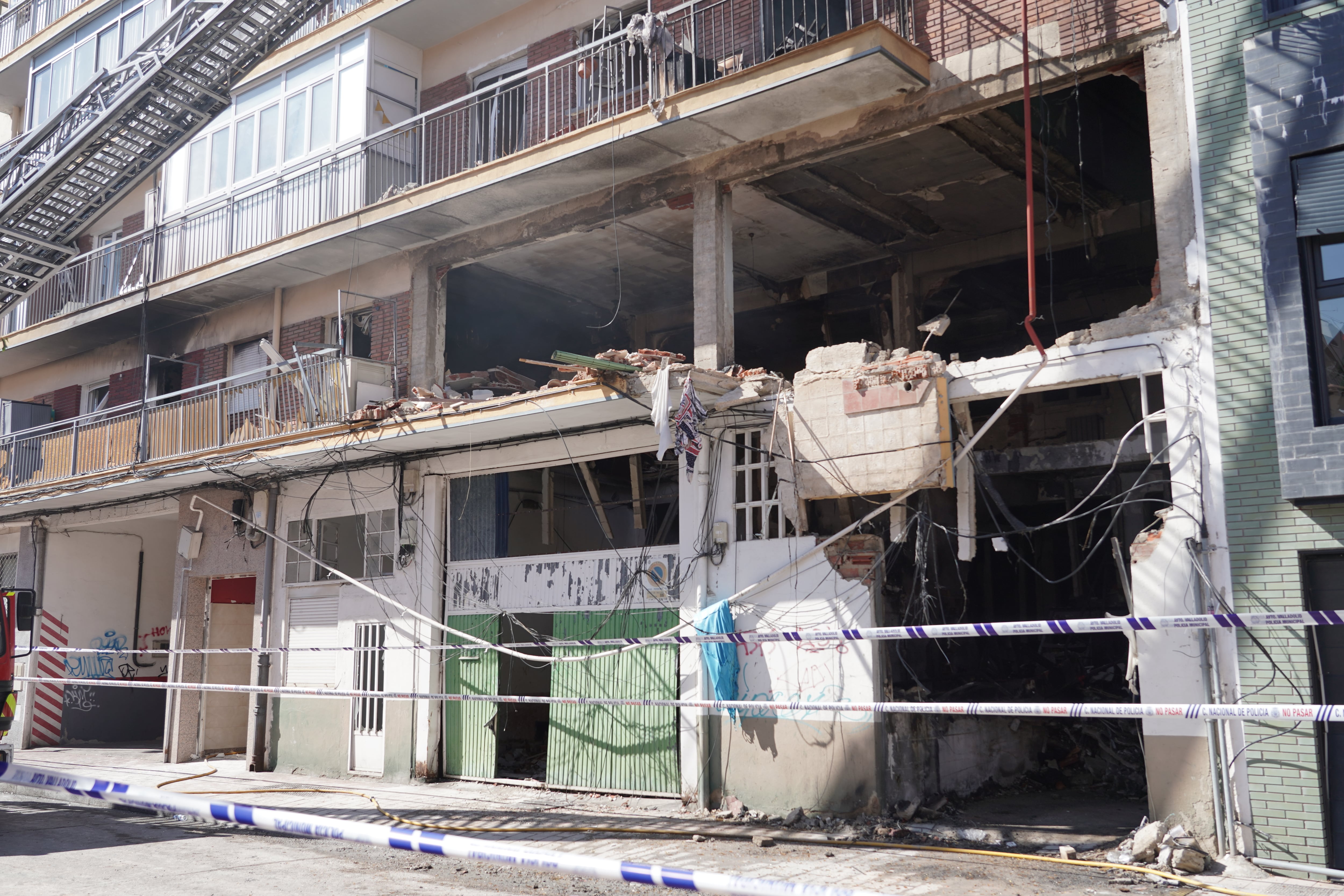 Desescombro de los restos de la explosión registrada anoche en la calle Goya de Valladolid