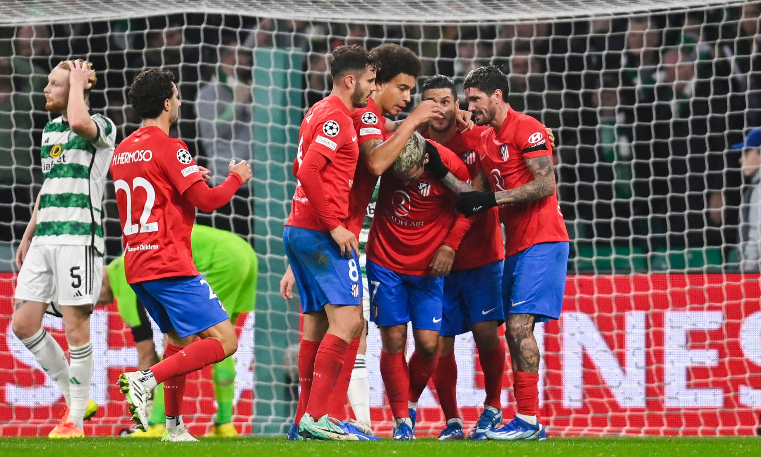 Los jugadores del Atlético de Madrid celebran el gol de Griezmann en la primera mitad. (Photo by Rob Casey/SNS Group via Getty Images)