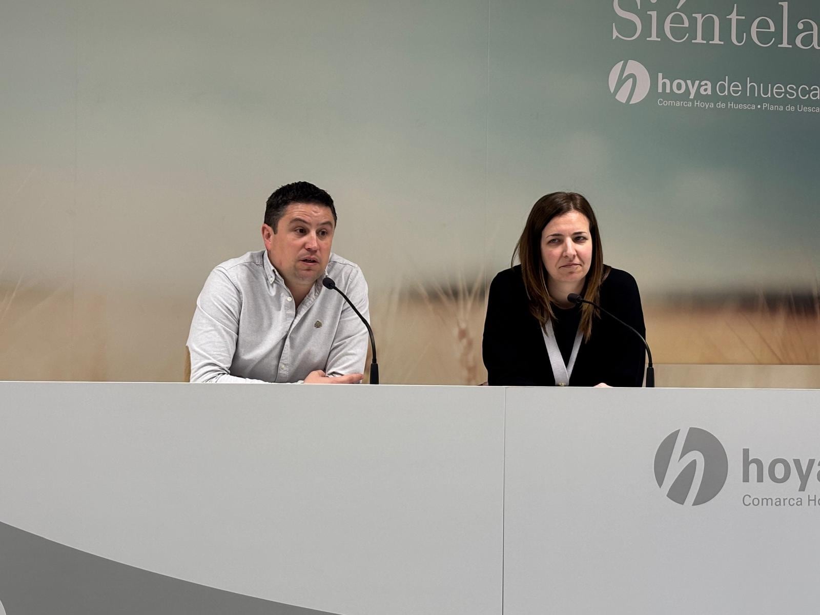 Antonio Biescas, alcalde de Ayerbe, y Mónica Soler, presidenta de la Comarca Hoya de Huesca, en la presentación de las Rutas Patrim familiar