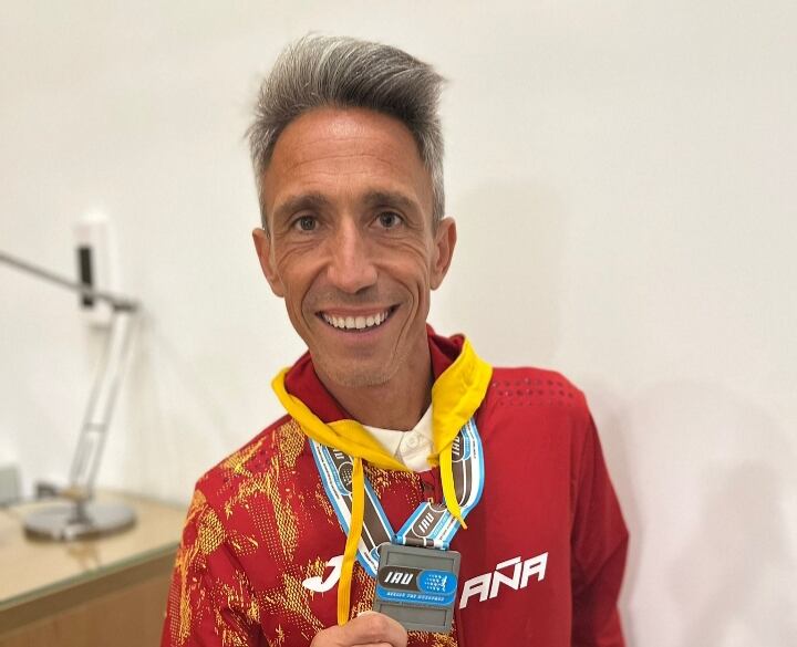 Seve Felipe posa con la medalla