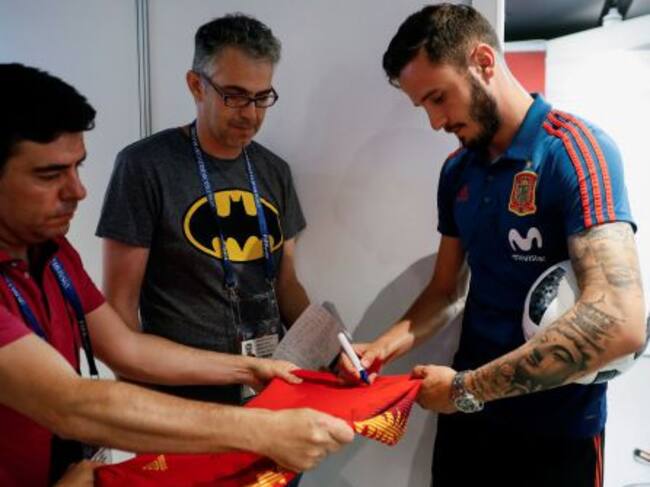 Saúl firmando autógrafos en Krasnodar