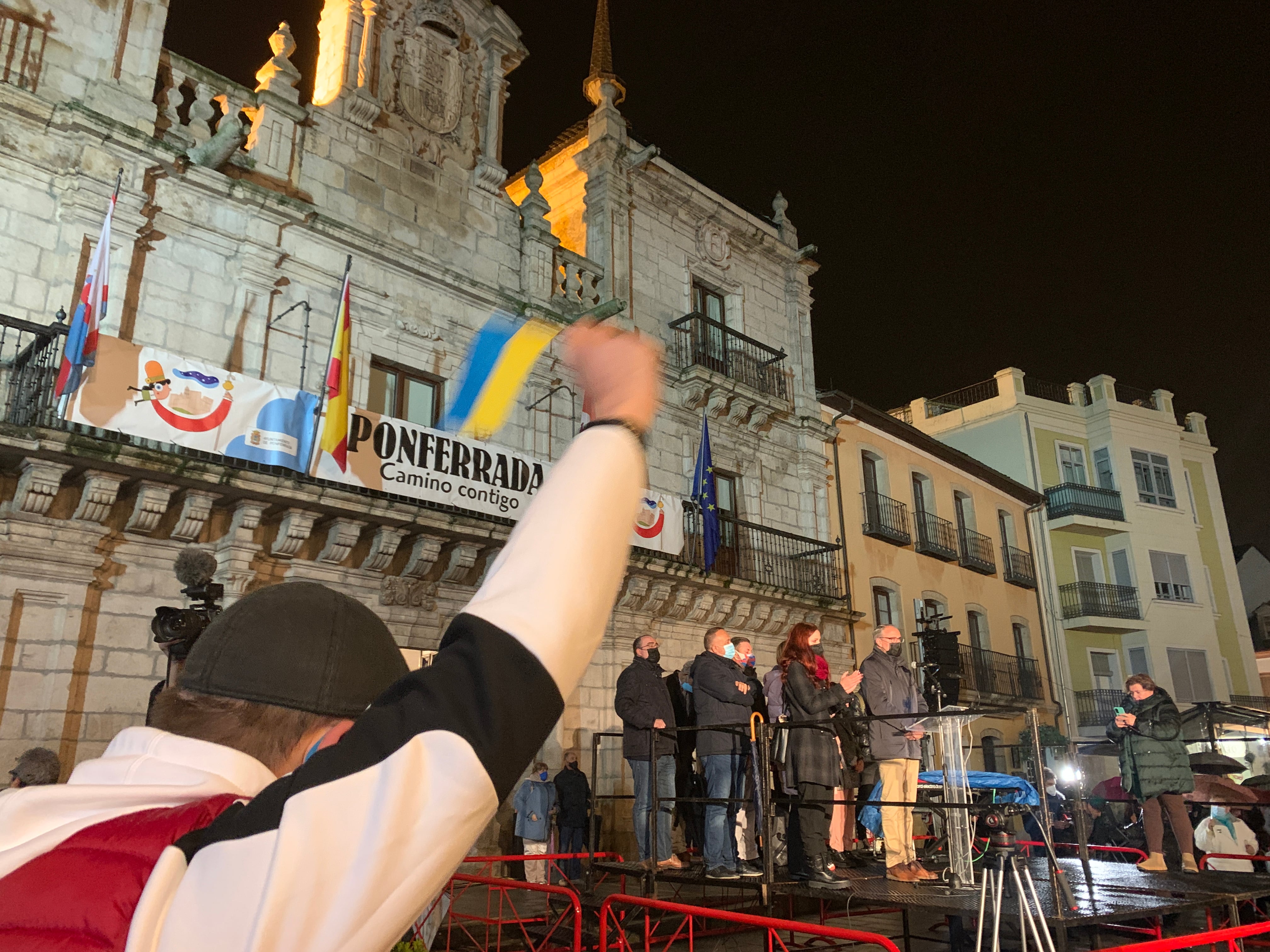 Un manifestante, ante el escenario