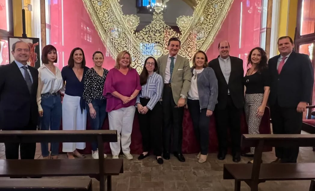 Foto de familia tras la presentación de la 13ª edición del programa de becas 'Estudiantes'