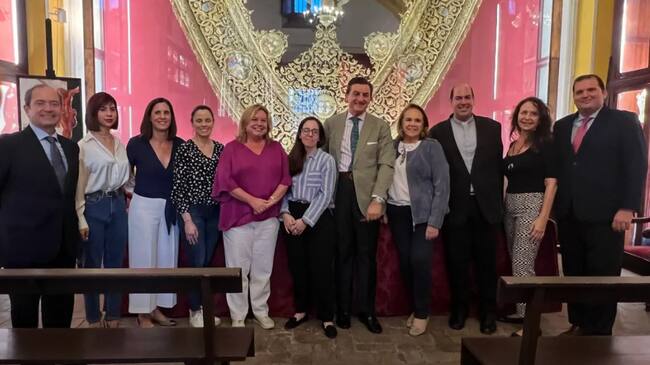 Foto de familia tras la presentación de la 13ª edición del programa de becas 'Estudiantes'