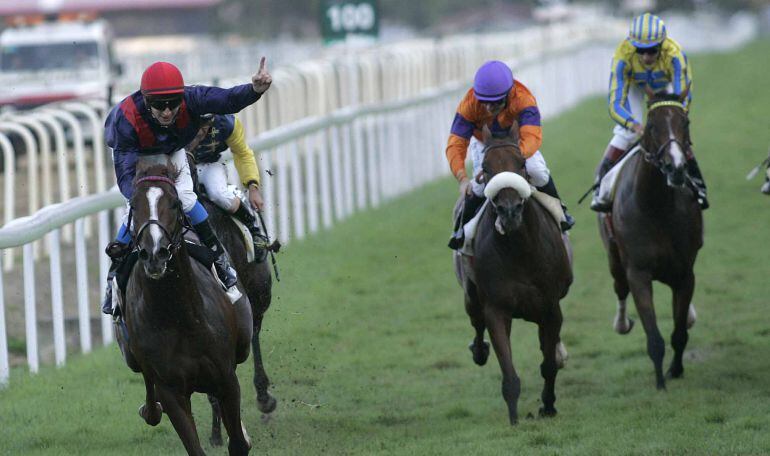 Varios jinetes disputan una carrera en el Hipódromo de San Sebastián en una imagen de archivo.