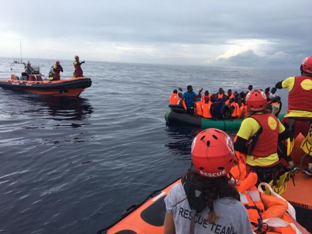 Rescate de la segunda patera en el mar de Alborán