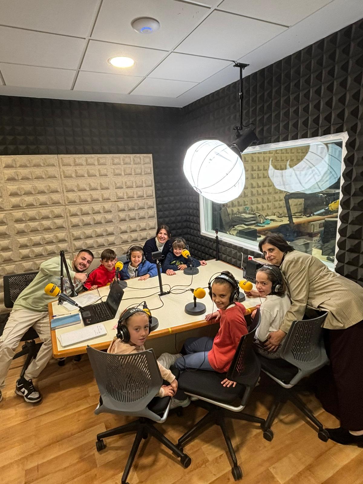Alumnos 2º primaria CEIP Reina Sofía visitan los estudios de Radio Morón con motivo de su próxima participación en la Feria de las Ciencias de Granada.