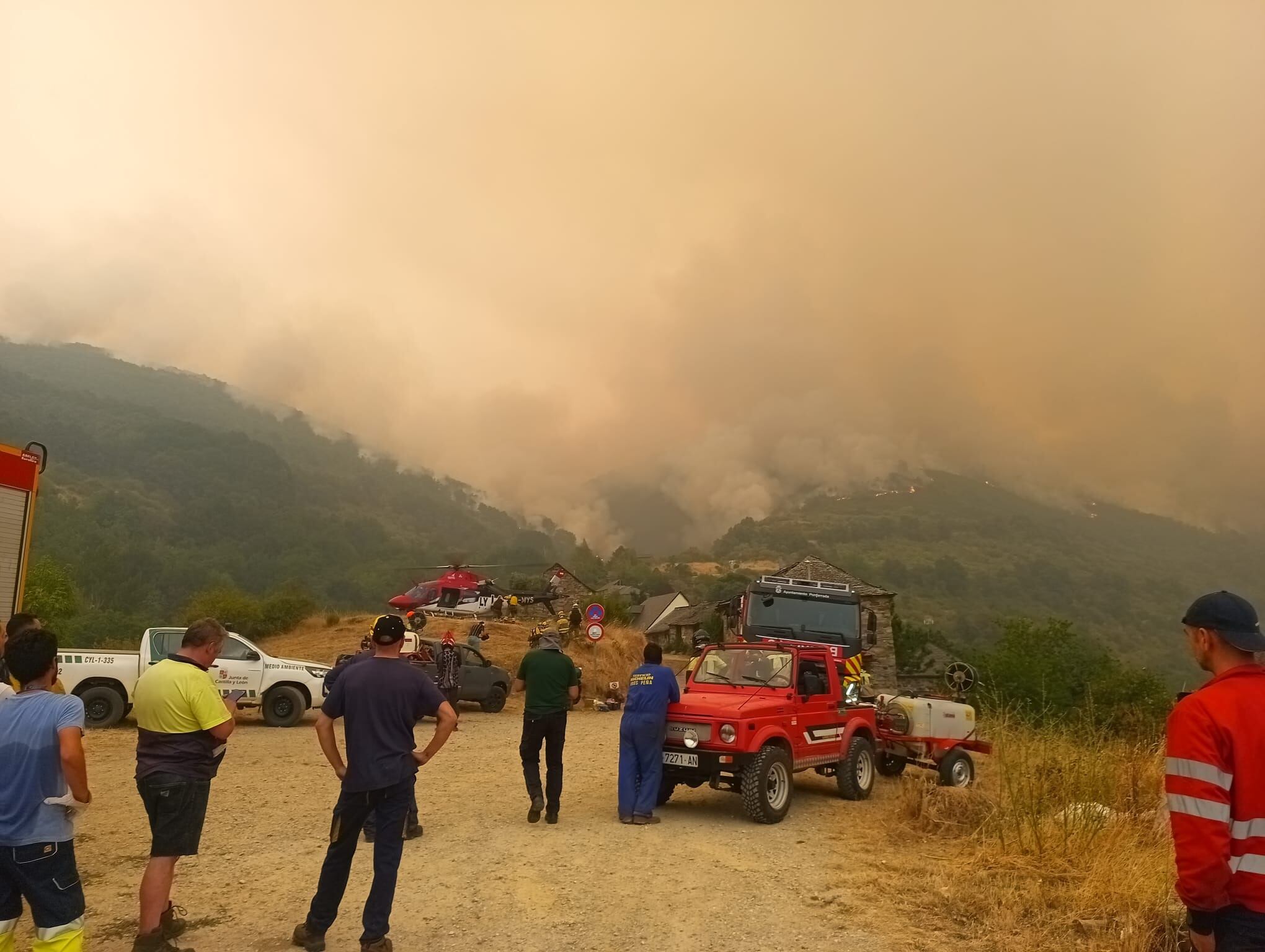 Un brigadista muerto y otro herido al volcar una autobomba en Espinoso de Compludo (León)
