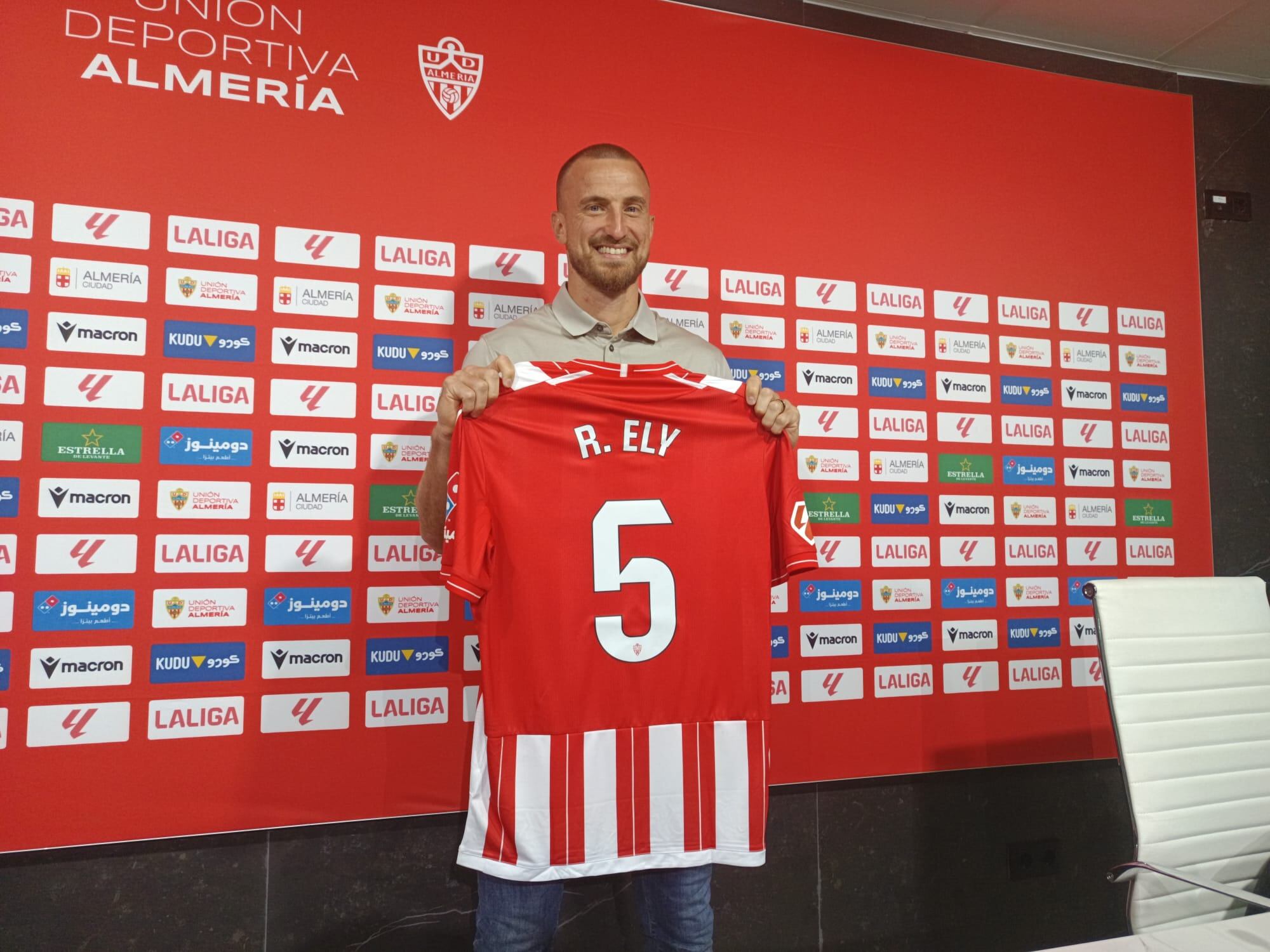 El central brasileño, como un niño con zapatos nuevos en el Almería.