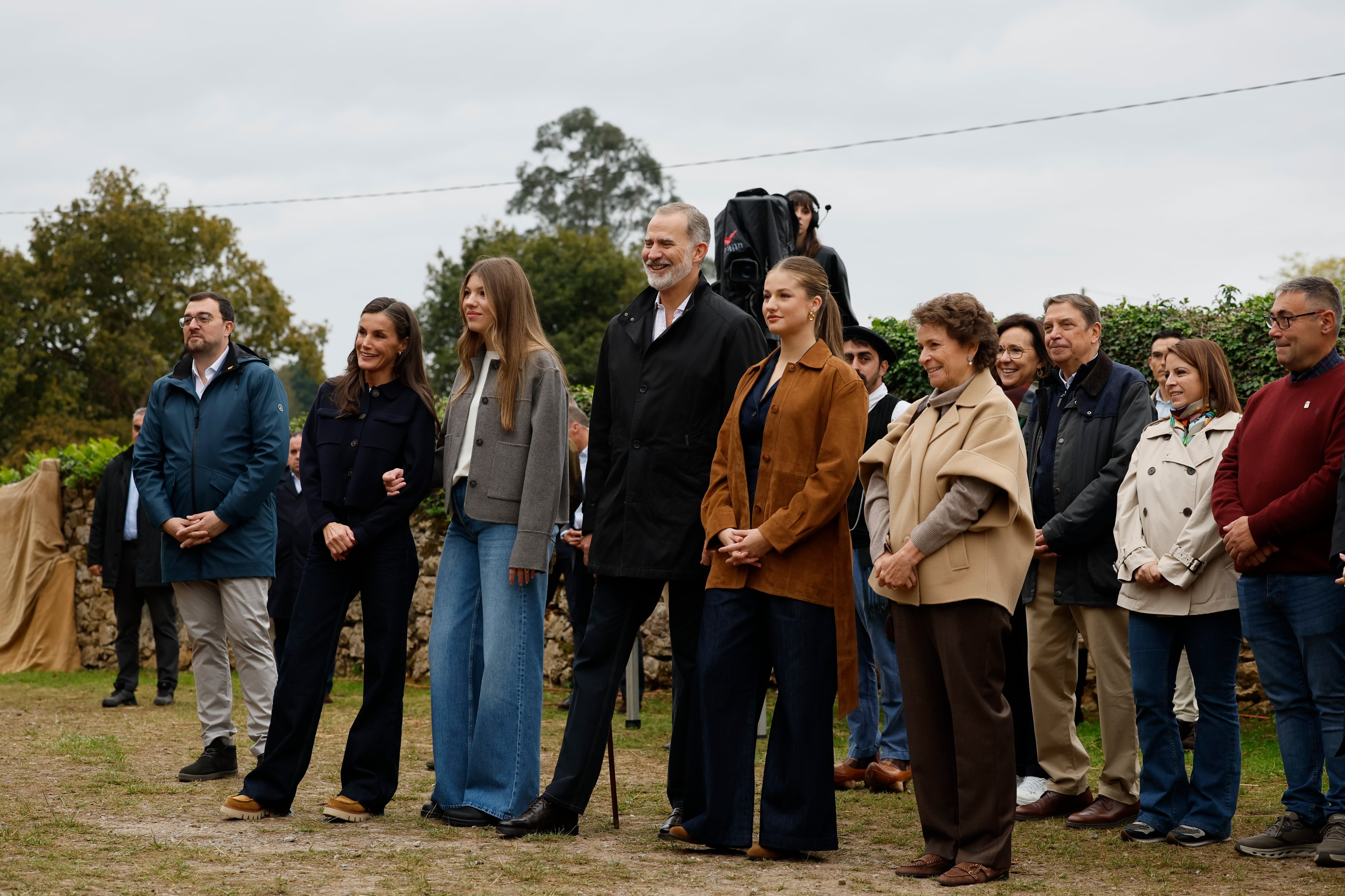 Los reyes, la princesa de Asturias y la infanta Sofía han llegado este sábado por la mañana a Valdesoto, en el concejo de Siero, donde la heredera de la Corona entregará el Premio al Pueblo Ejemplar 
