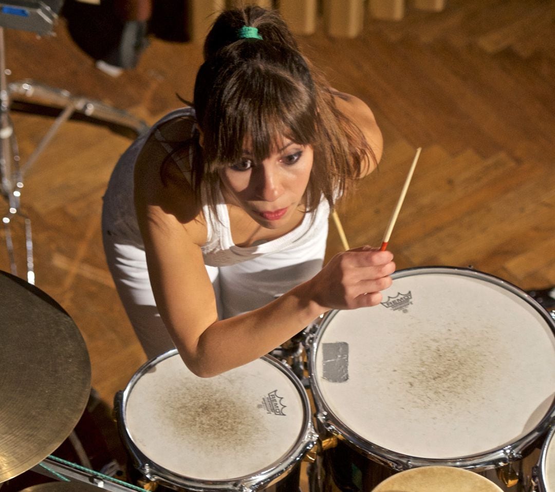 Verónica Cagigao, percusionista, durante una actuación