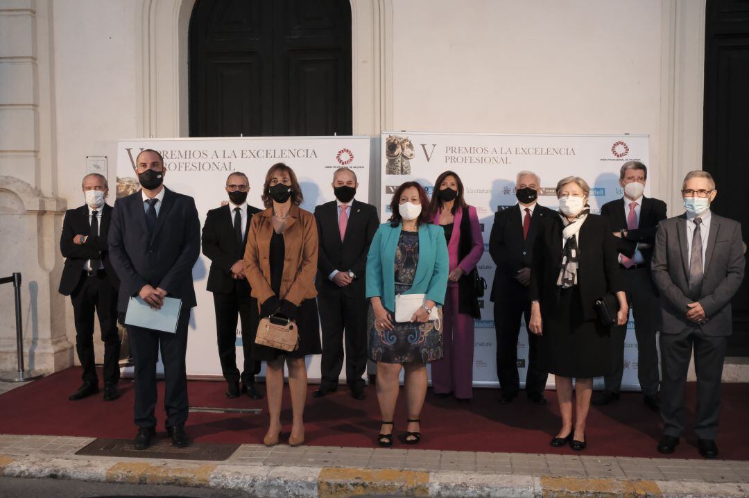 La junta directiva con los galardonados en la V edicion de los Premios a la Excelencia