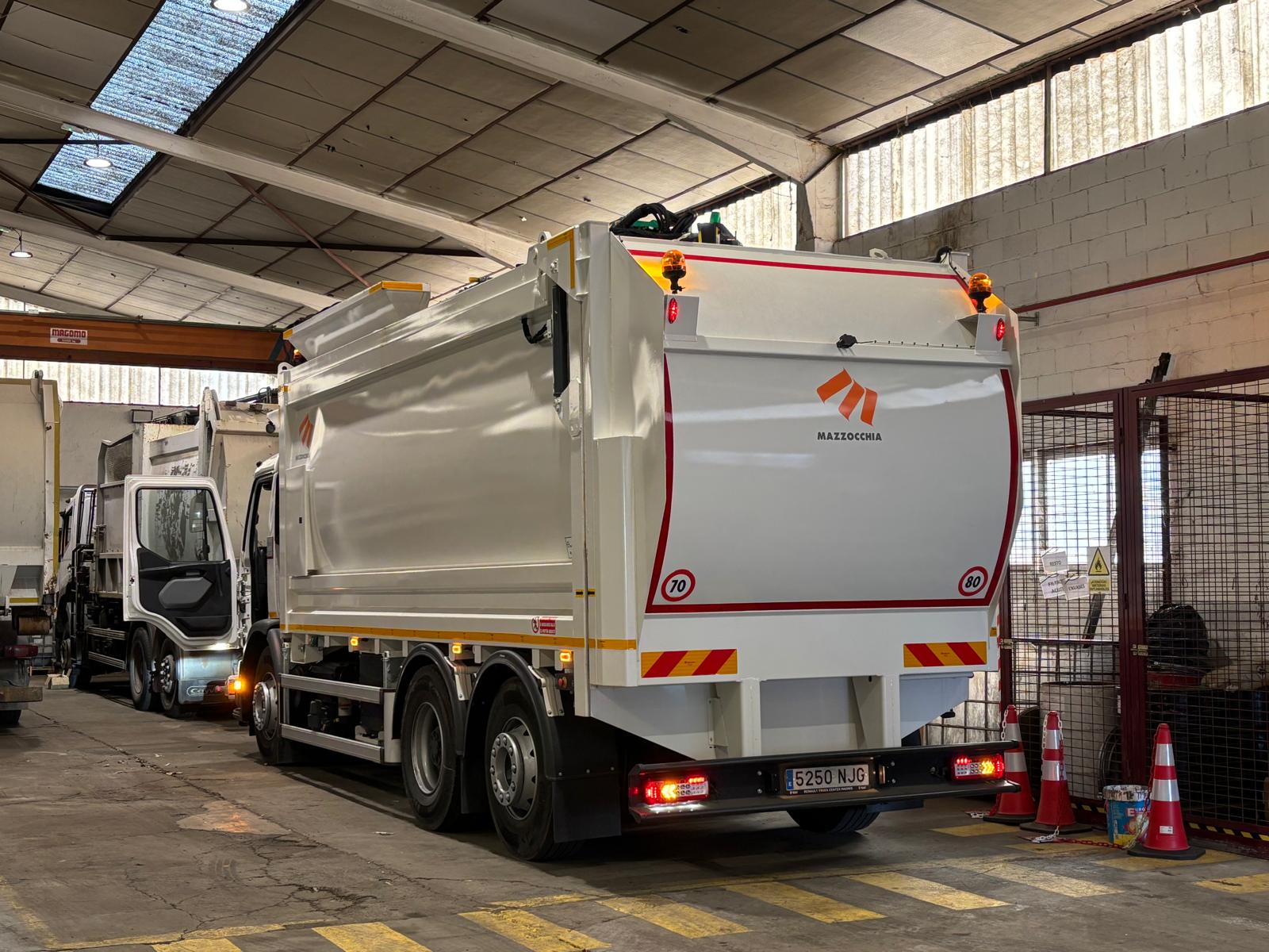 Vehículo de recogida de basuras en Pinto
