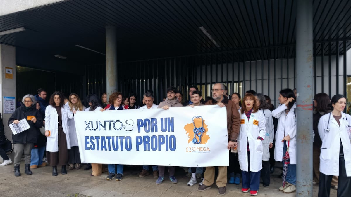 La huelga de médicos vuelve a sentirse en A Coruña con concentraciones en el CHUAC