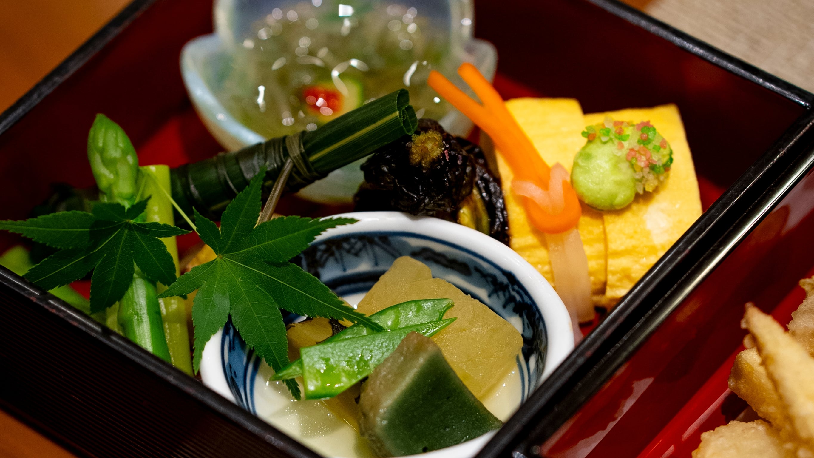 Los japoneses también usan tupper o se van de picnic... y para eso tienen su bento, son una o varias cajas de comida para llevar en las que ponen las tapas que comerán en la oficina, o que prepararán para que los niños se lo lleven al colegio o de excursión.