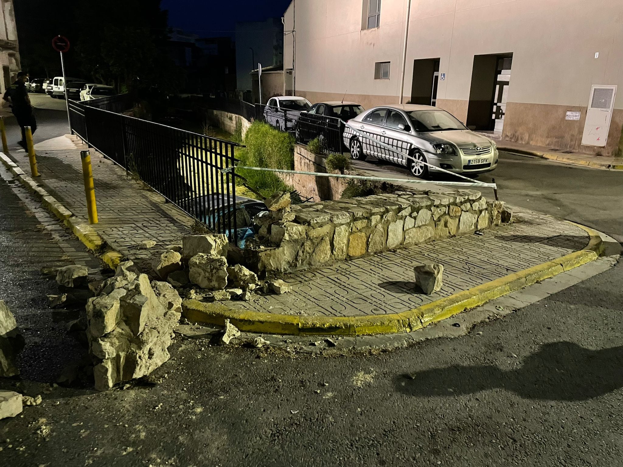 El coche que conducía el detenido cayó desde una altura de 10 metros al río que atraviesa la localidad de Canals.