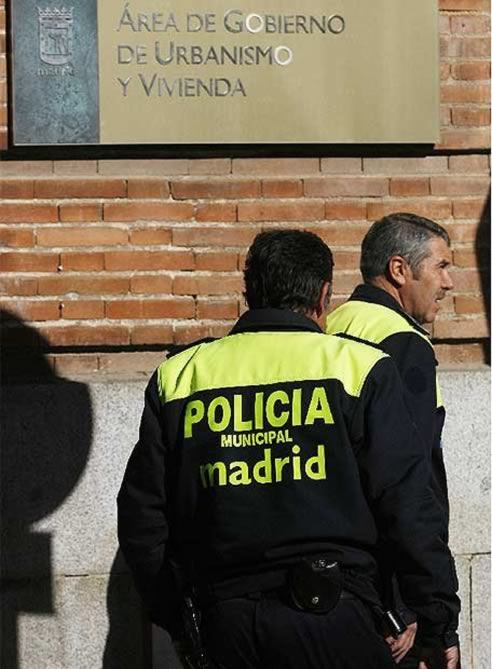 Miembros de la Policía de Madrid entran a registrar el Área de Gobierno de Urbanismo y Vivienda