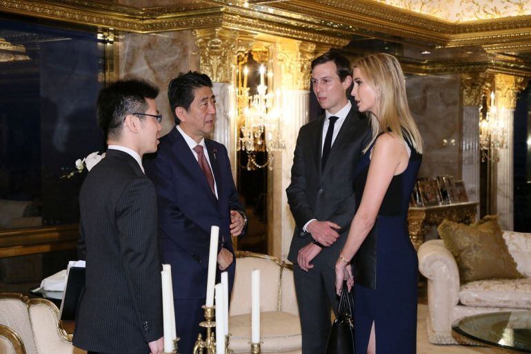  La hija de Donald Trump, Ivanka, en la reunión con el primer ministro japonés. Ella dirigirá buena parte del conglomerado empresarial de Trump que tiene intereses comerciales en Asia y en Japón especificamente. 