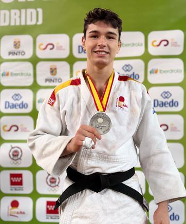 Eduardo Miranda del Club Judo Huesca con la medalla de plata