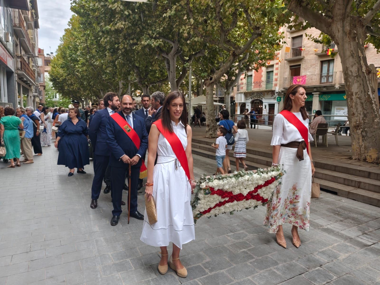 Lorena Espierrez, Fernando Torres, Isaac Claver, Saúl Pérez y diferentes miembros de la corporación municipal en la ofrenda.