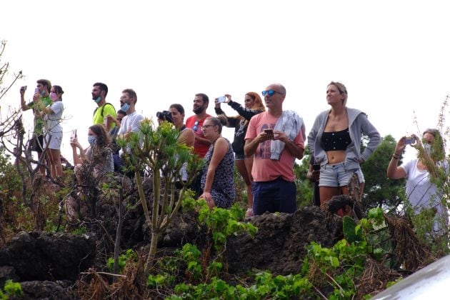 Vecinos de La Palma contemplando la erupción volcánica.