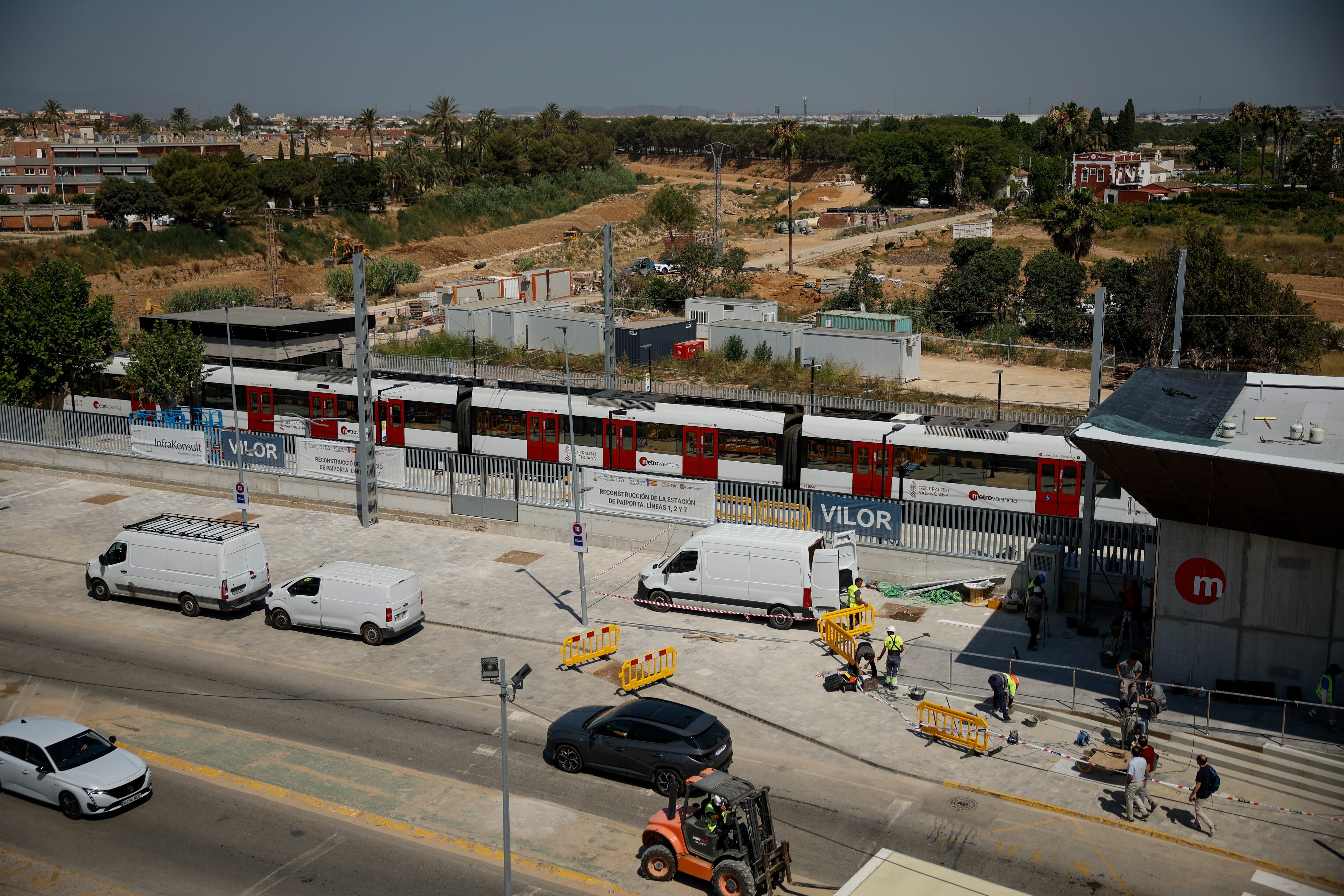 Vista general de la estación de Paiporta, con el barranco del Poyo al fondo, este viernes en el que entra en funcionamiento el tramo València Sud-Castelló de Metrovalencia.