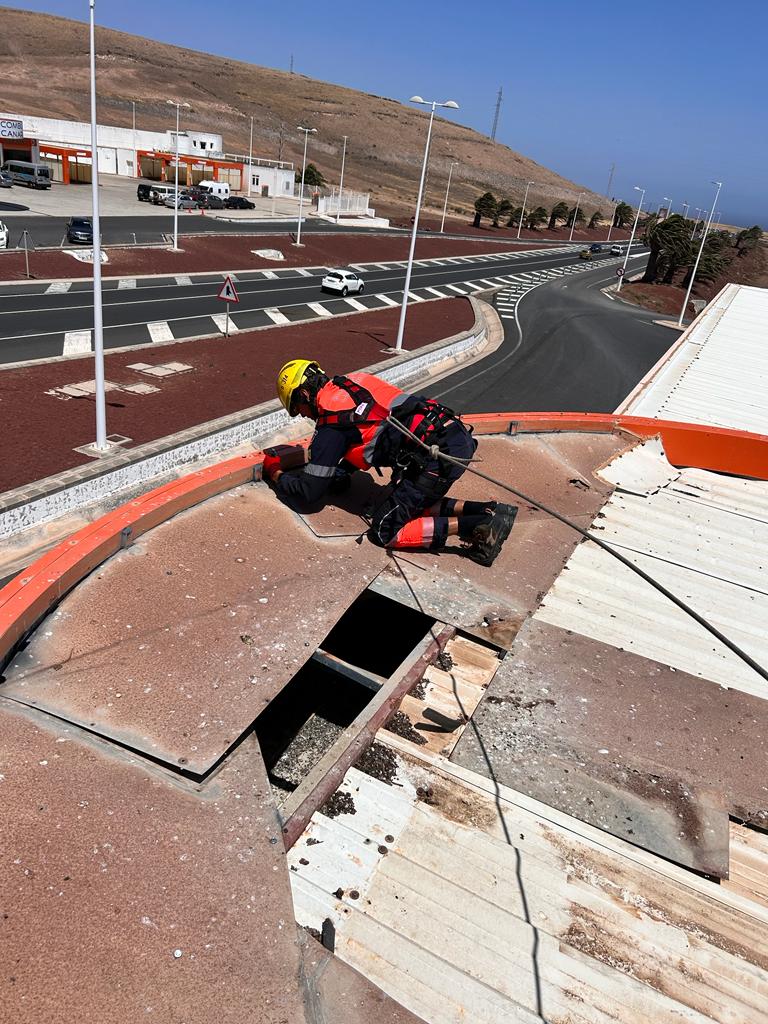 Bomberos asegurando planchas de una gasolinera en Lanzarote.