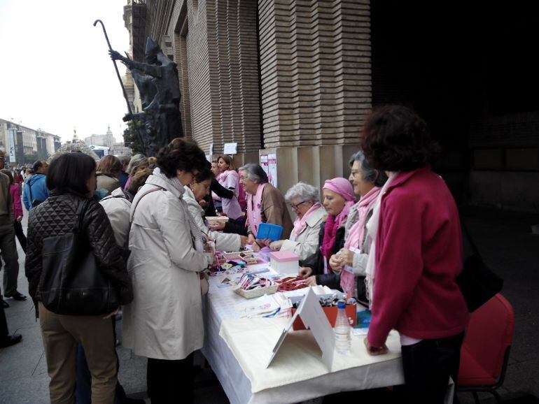 Mercadillo solidario, a las puertas del consistorio