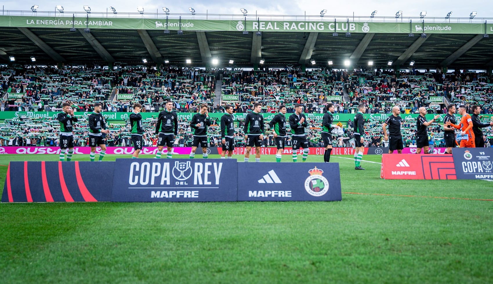 Pasamanos en un partido copero.