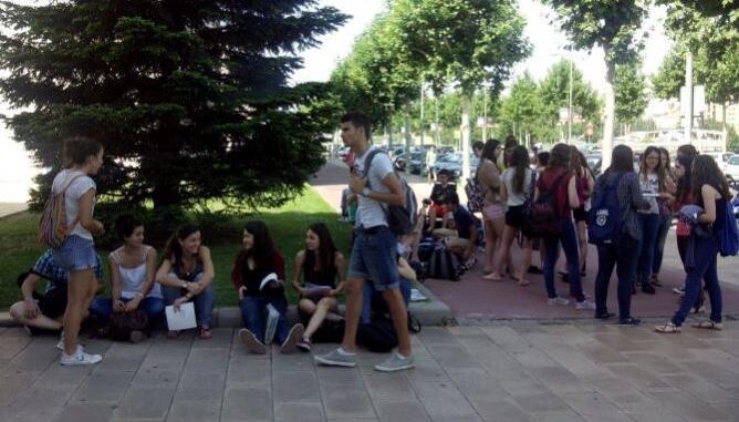 Estudiantes de Lleida en un descanso de la Selectividad el pasado junio
