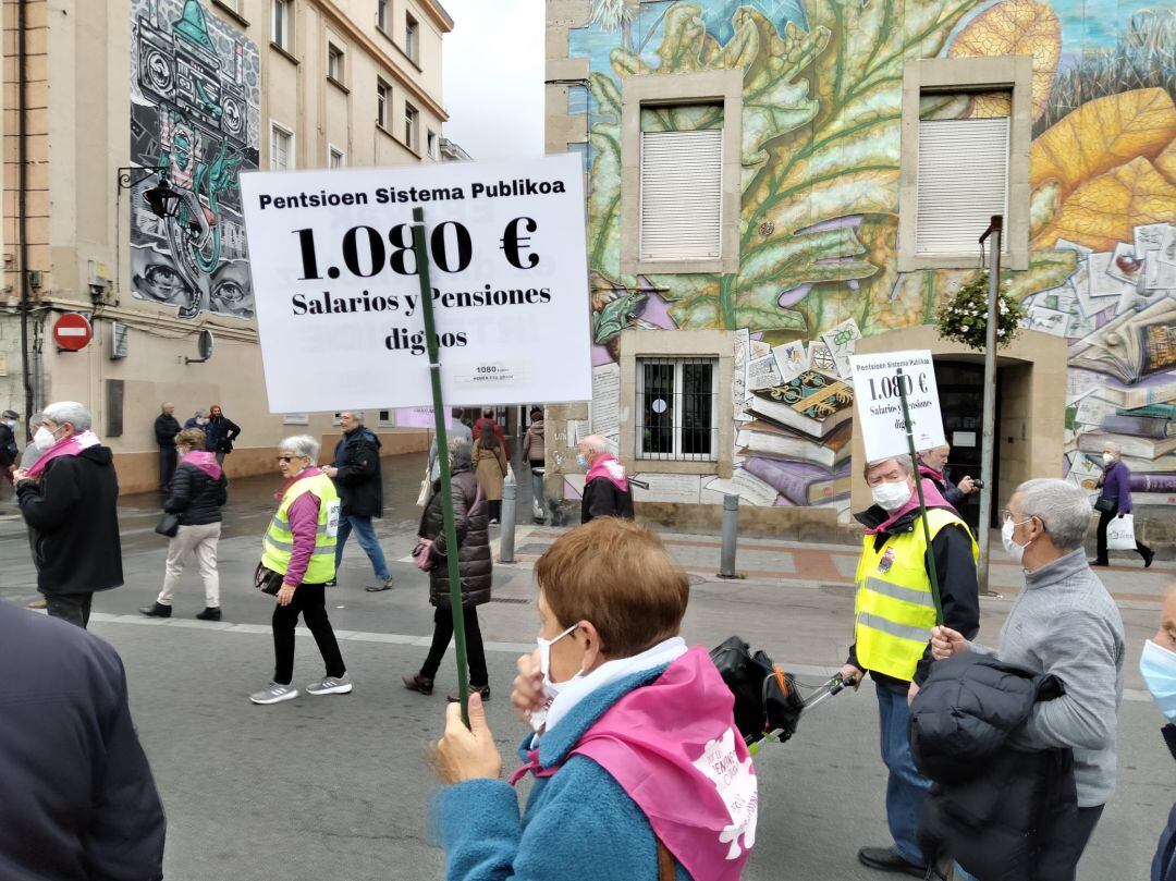 Al igual que en Vitoria, el movimiento de pensionistas ha convocado una marcha hoy en San Sebastián por la mañana y una tercera en Bilbao, que se celebra esta tarde