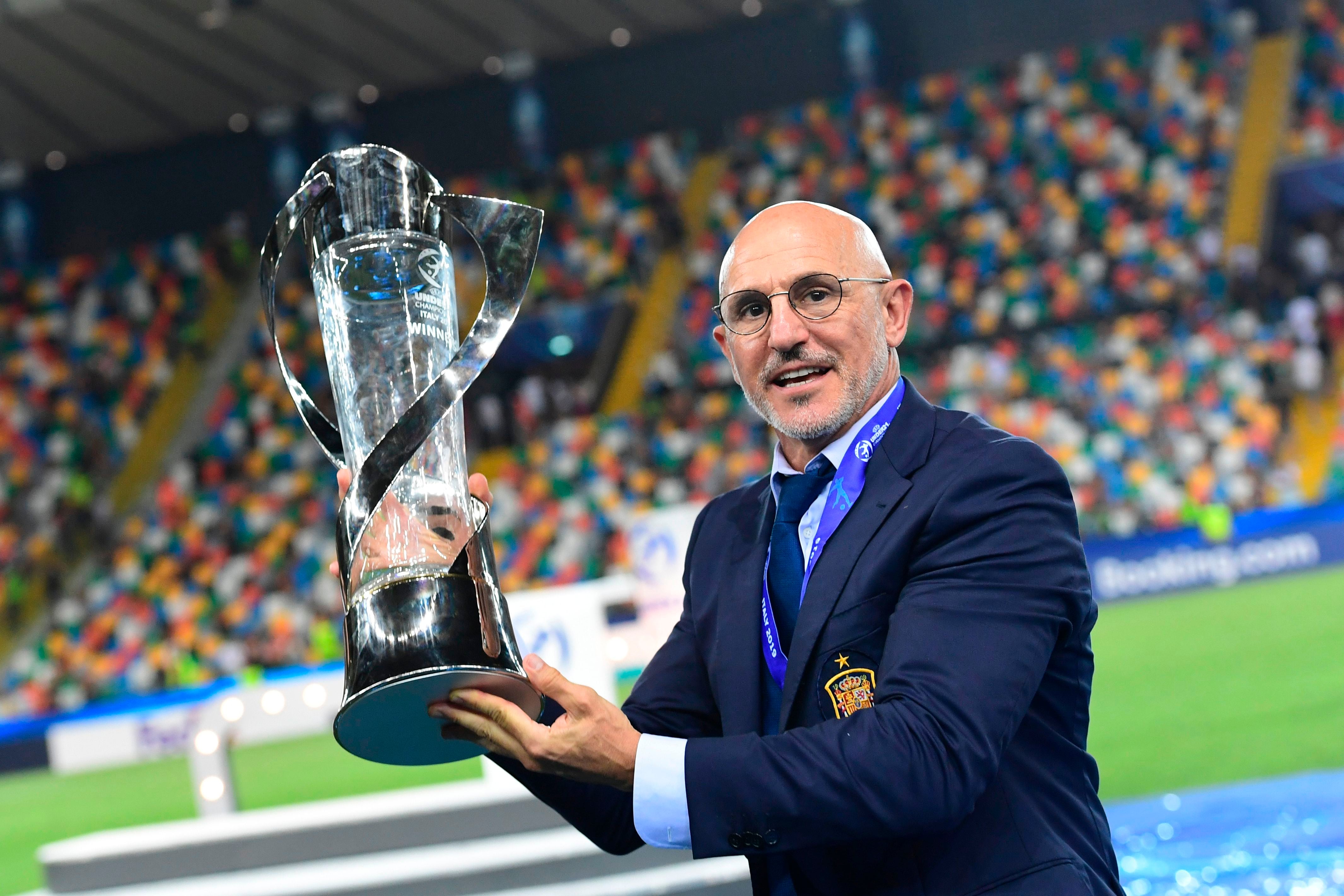 Spain&#039;s head coach Luis de la Fuente holds the winners&#039; trophy after Spain won the final match of the UEFA U21 European Football Championships Spain vs Germany on June 30, 2019 at the Friuli stadium in Udine. (Photo by Miguel MEDINA / AFP)        (Photo credit should read MIGUEL MEDINA/AFP via Getty Images)