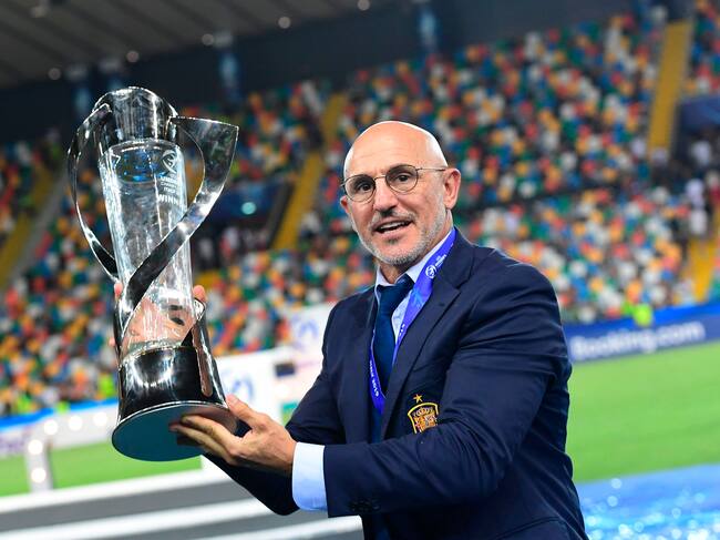 Spain's head coach Luis de la Fuente holds the winners' trophy after Spain won the final match of the UEFA U21 European Football Championships Spain vs Germany on June 30, 2019 at the Friuli stadium in Udine. (Photo by Miguel MEDINA / AFP) (Photo credit should read MIGUEL MEDINA/AFP via Getty Images)