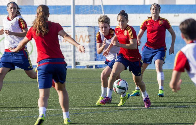 GRA336. LO PAGÁN (SAN PEDRO DEL PINATAR), 01/06/2015.- La jugadora de la selección española femenina de fútbol Vero Boquete (c) controla el balón ante su compañera Amanda Sampedro hoy durante el entrenamiento en el Campo de Fútbol José Antonio Pérez de Lo