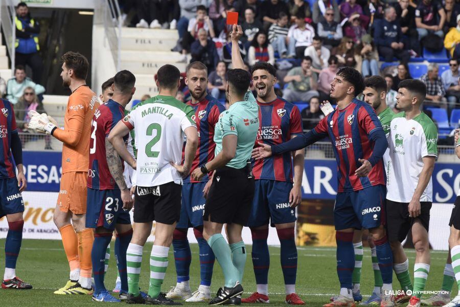 El Huesca acabó con tres expulsados ante el Racing de Santander