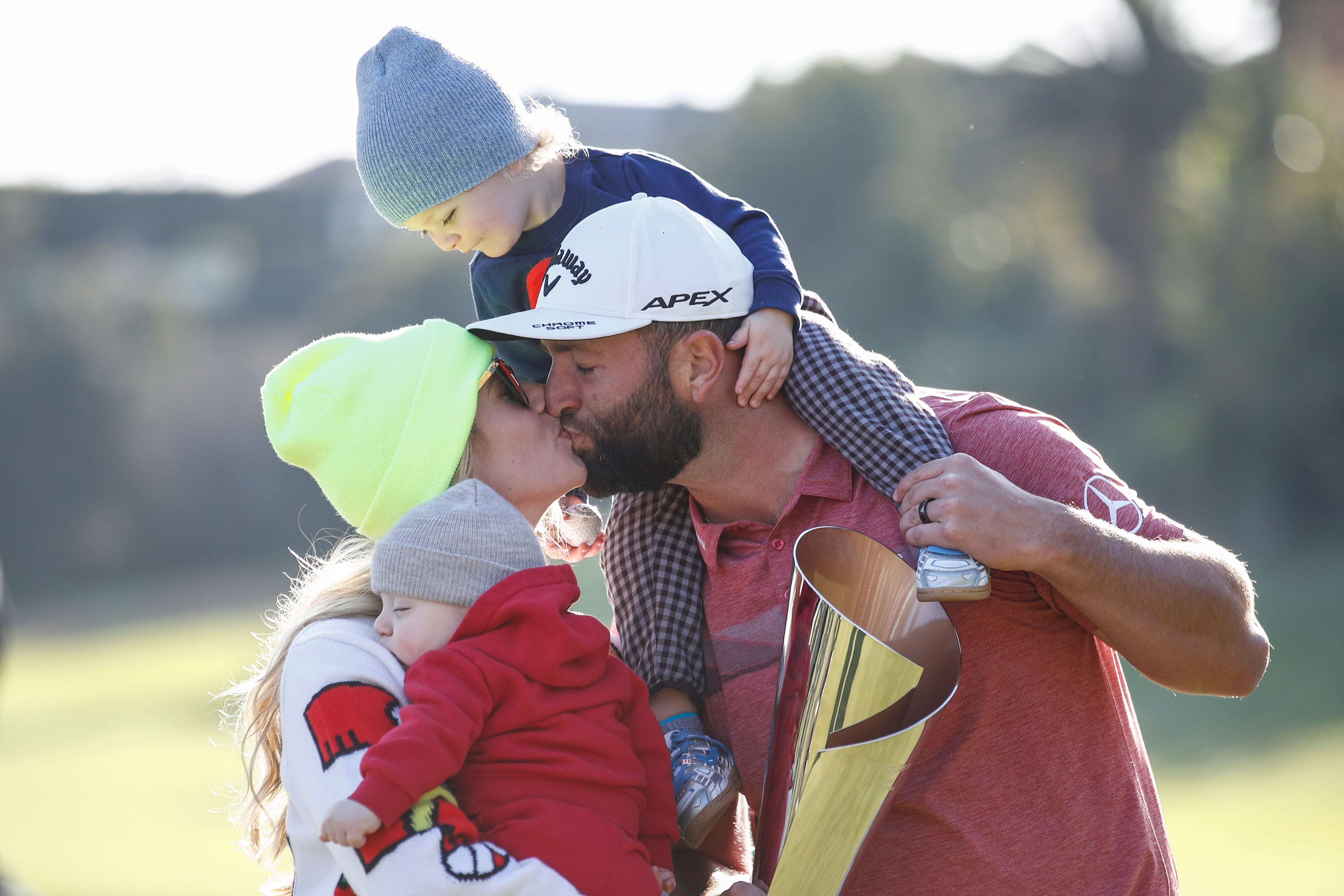 Los Angeles (United States), 19/02/2023.- Spanish golfer Jon Rahm kisses wife, Kelley Rahill, while joined by children Eneko (L) and K(R) upon winning the Genesis Invitational at the Riviera Country Club in Los Angeles, California, USA, 19 February 2023. (Estados Unidos) EFE/EPA/CAROLINE BREHMAN
