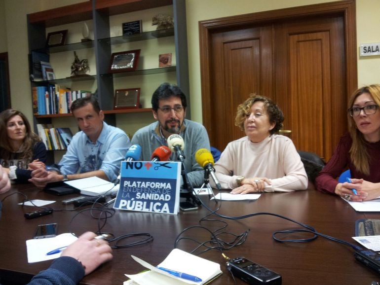 Miembros de la Plataforma durante la rueda de prensa.